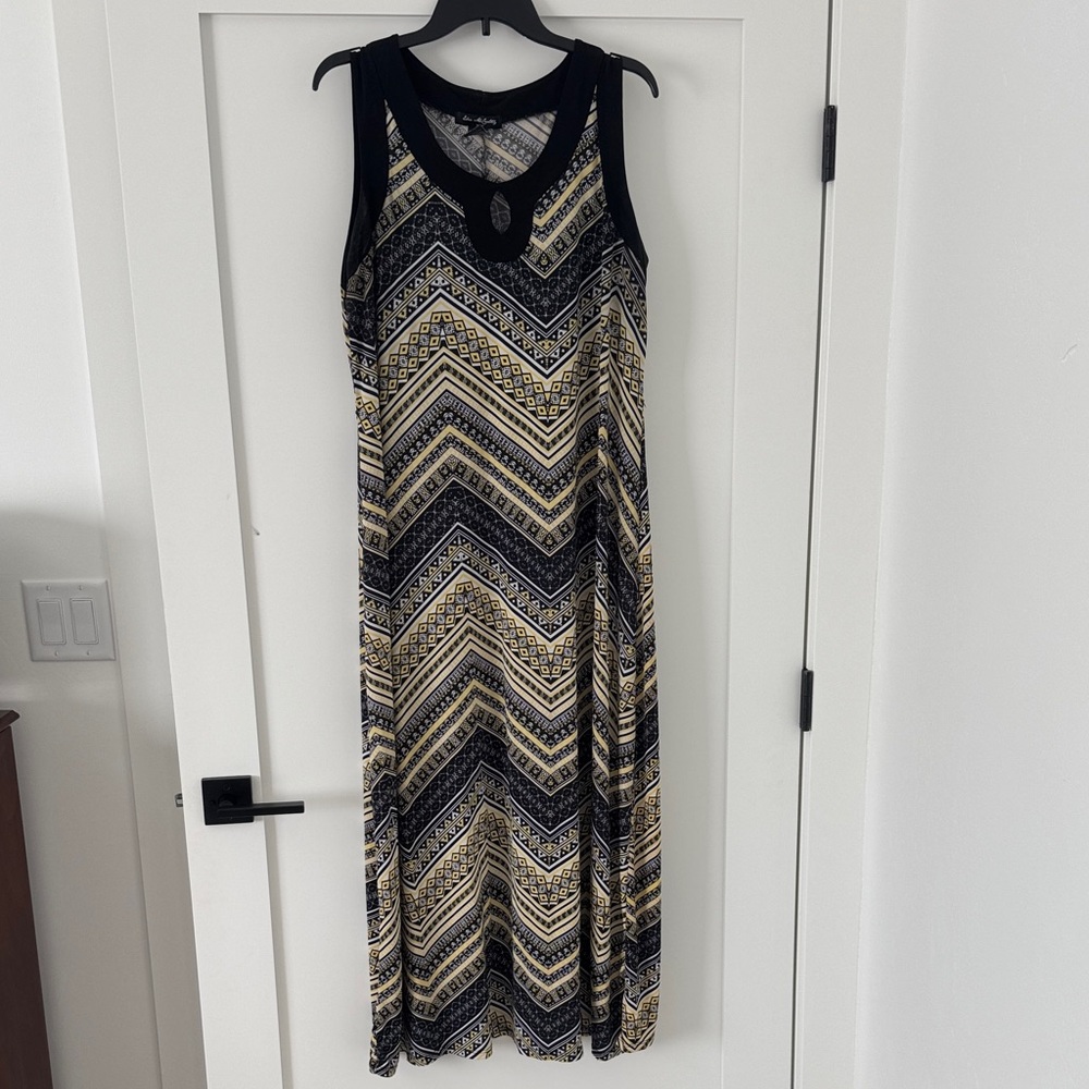 Sleeveless Chevron Maxi Dress in Black and Cream